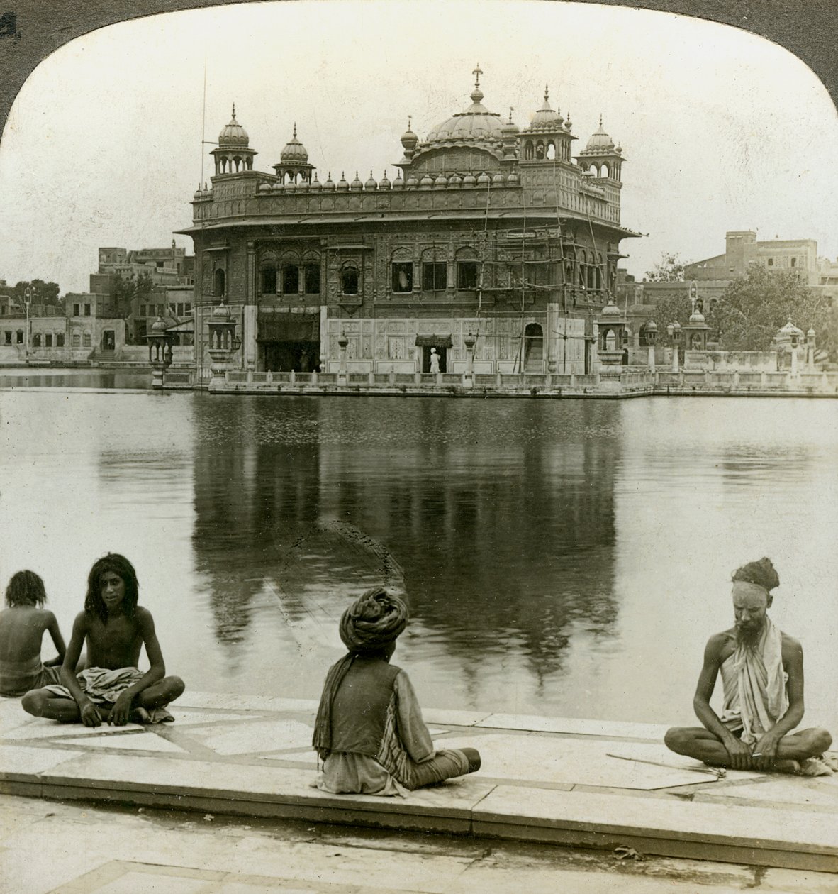 Faquires em Amritsar, olhando para o sul através do Tanque Sagrado até o Templo Dourado, Índia, c1900s de Underwood and Underwood