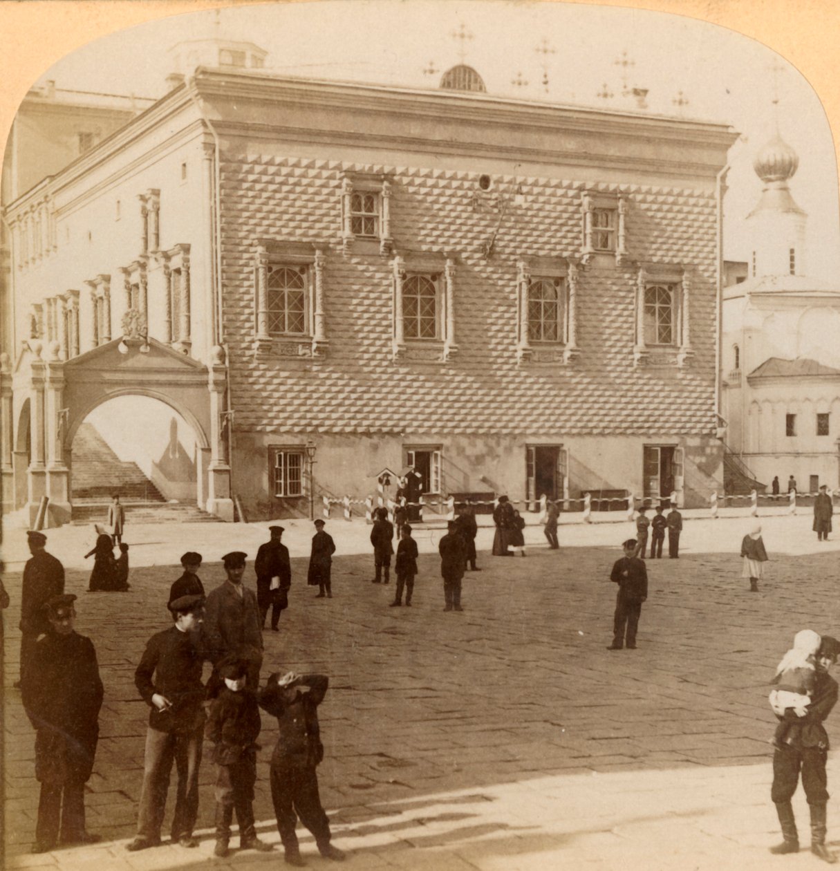 Escadaria vermelha famosa e palácio velho, Moscou, Rússia, 1900. de Underwood and Underwood