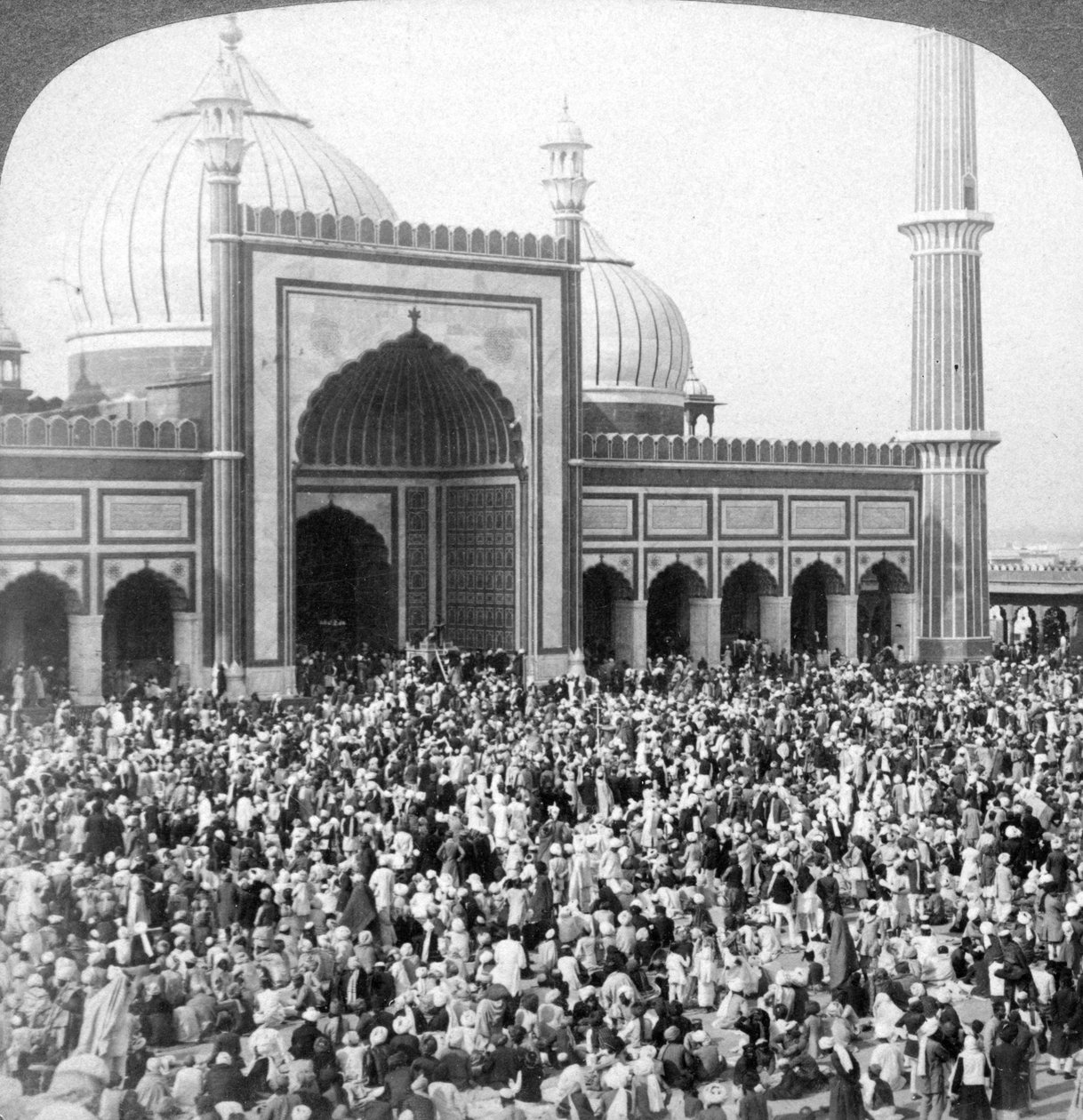 Dia rápido dentro do Jumma Musjid, Delhi, Índia, 1903. de Underwood and Underwood