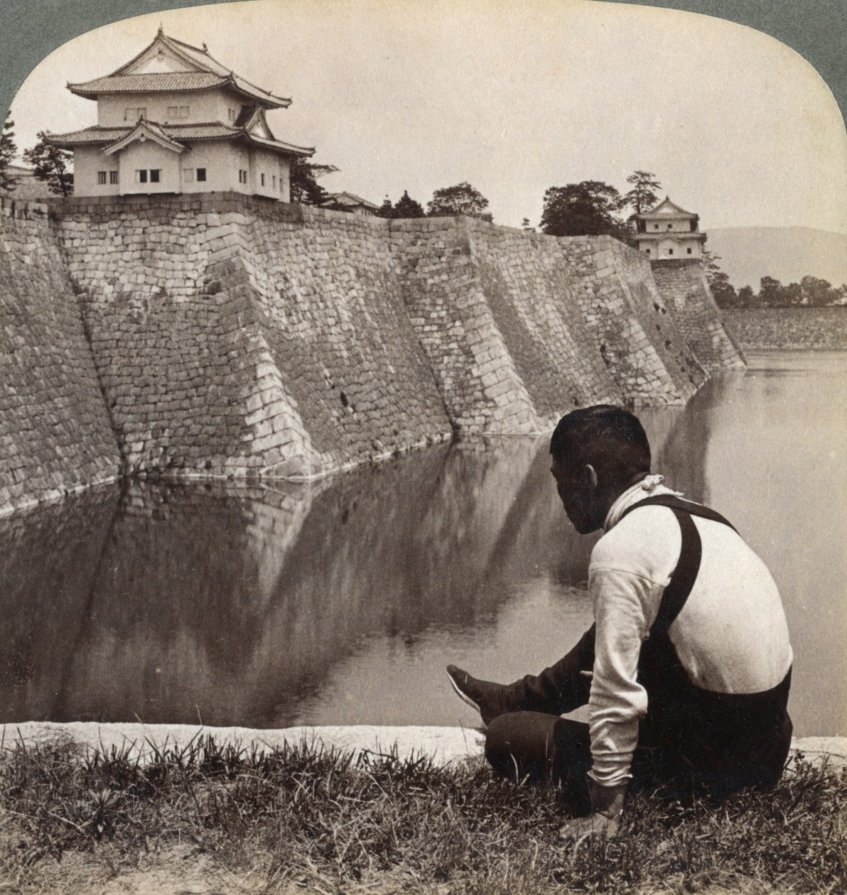 Castelo feudal dos orgulhosos Shoguns, Osaka, Japão, 1904 de Underwood and Underwood