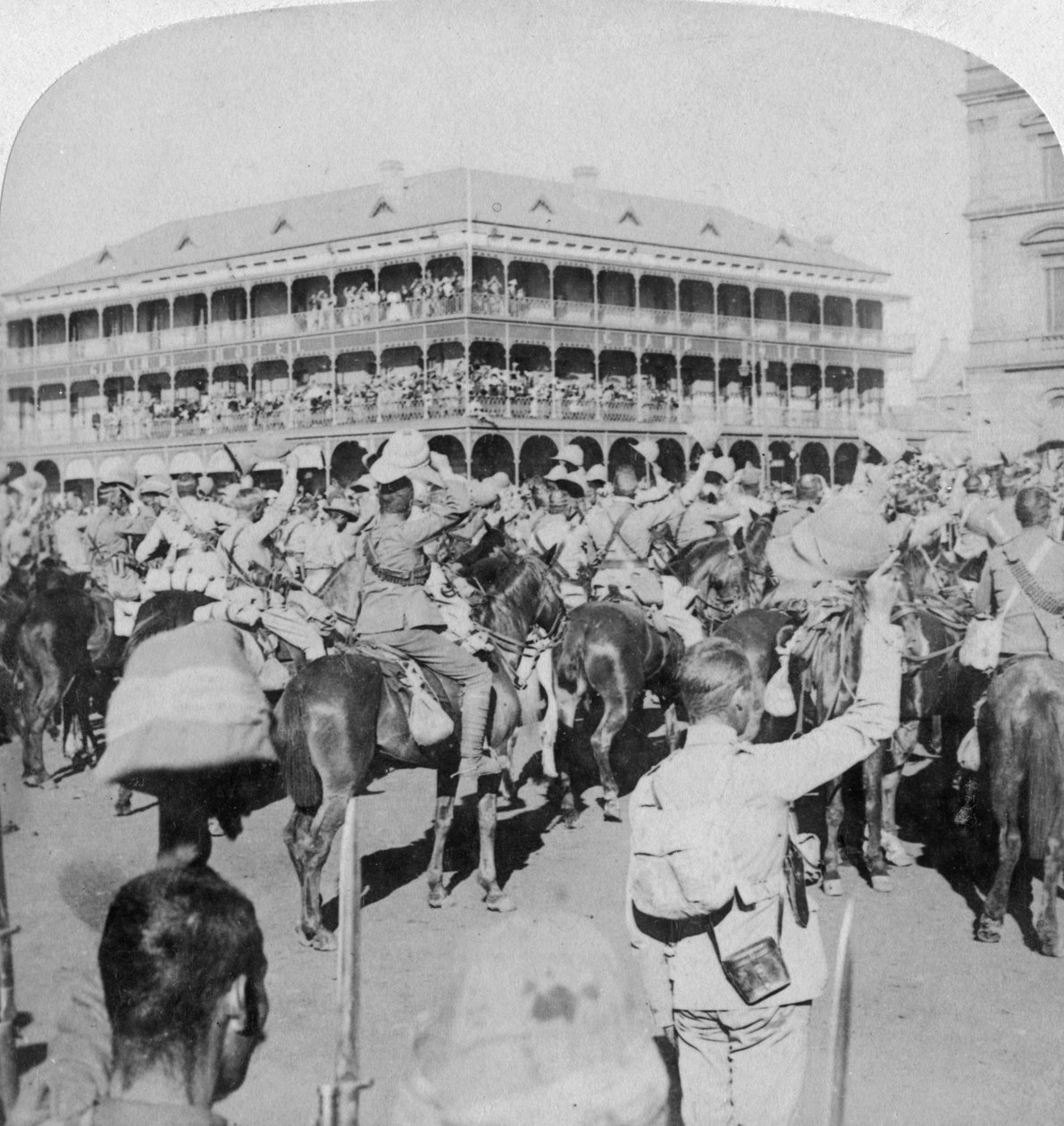 Marechal de campo Lord Roberts e equipe aplaudindo a rainha, Pretória, África do Sul, 5 de junho de 1900. de Underwood and Underwood