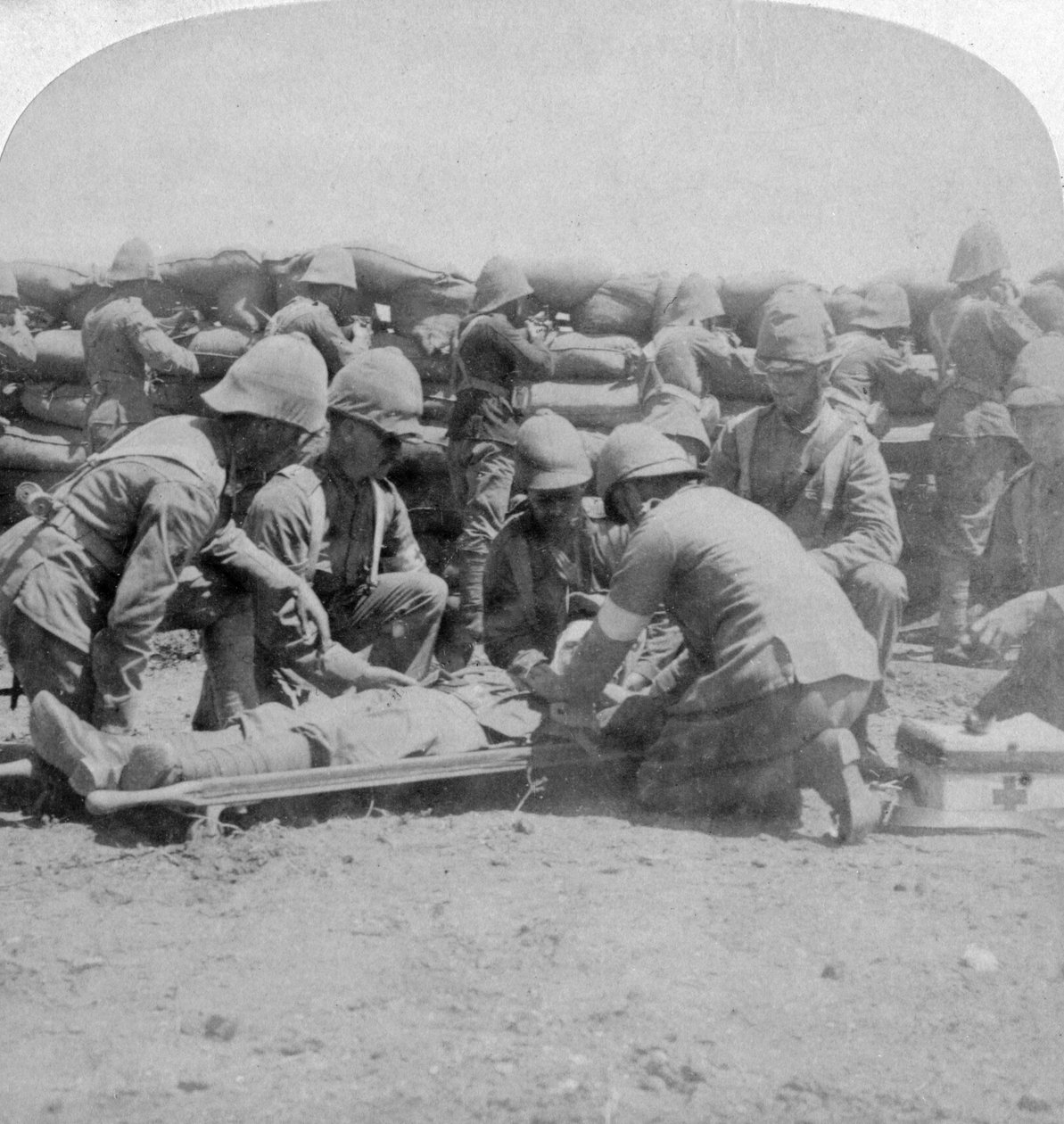 Primeiros socorros a um fusileiro ferido, Honey Nest Kloof Battle, Guerra dos Bôeres, África do Sul, fevereiro de 1900. de Underwood and Underwood