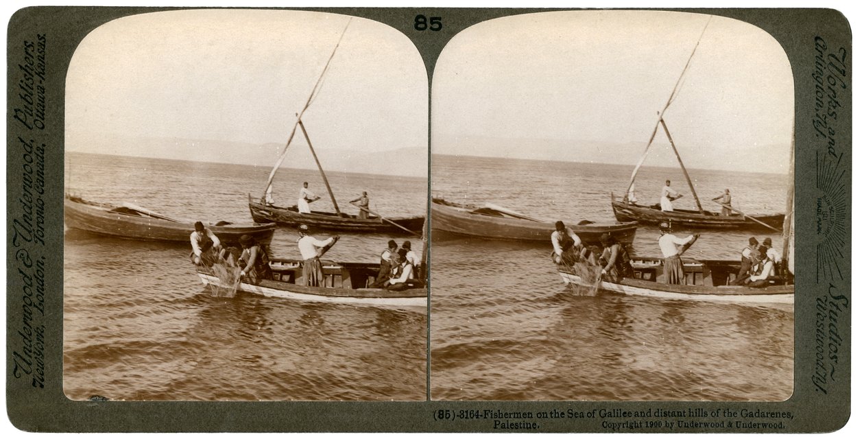 Pescadores no mar da Galiléia, Palestina, 1900. de Underwood and Underwood