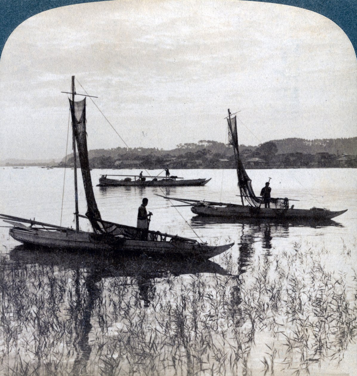 Barcos de pesca voltando para casa ao pôr do sol, perto de Yokohama, Japão, 1904. de Underwood and Underwood