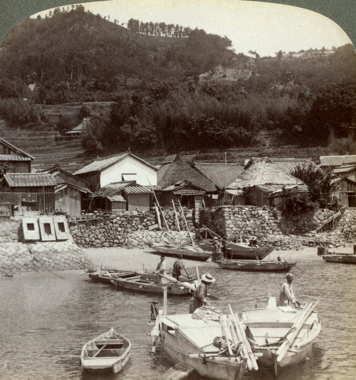 Vila piscatória de Obatake, no mar interior, olhando para o norte, para os campos de arroz em socalcos, Japão, 1904 de Underwood and Underwood