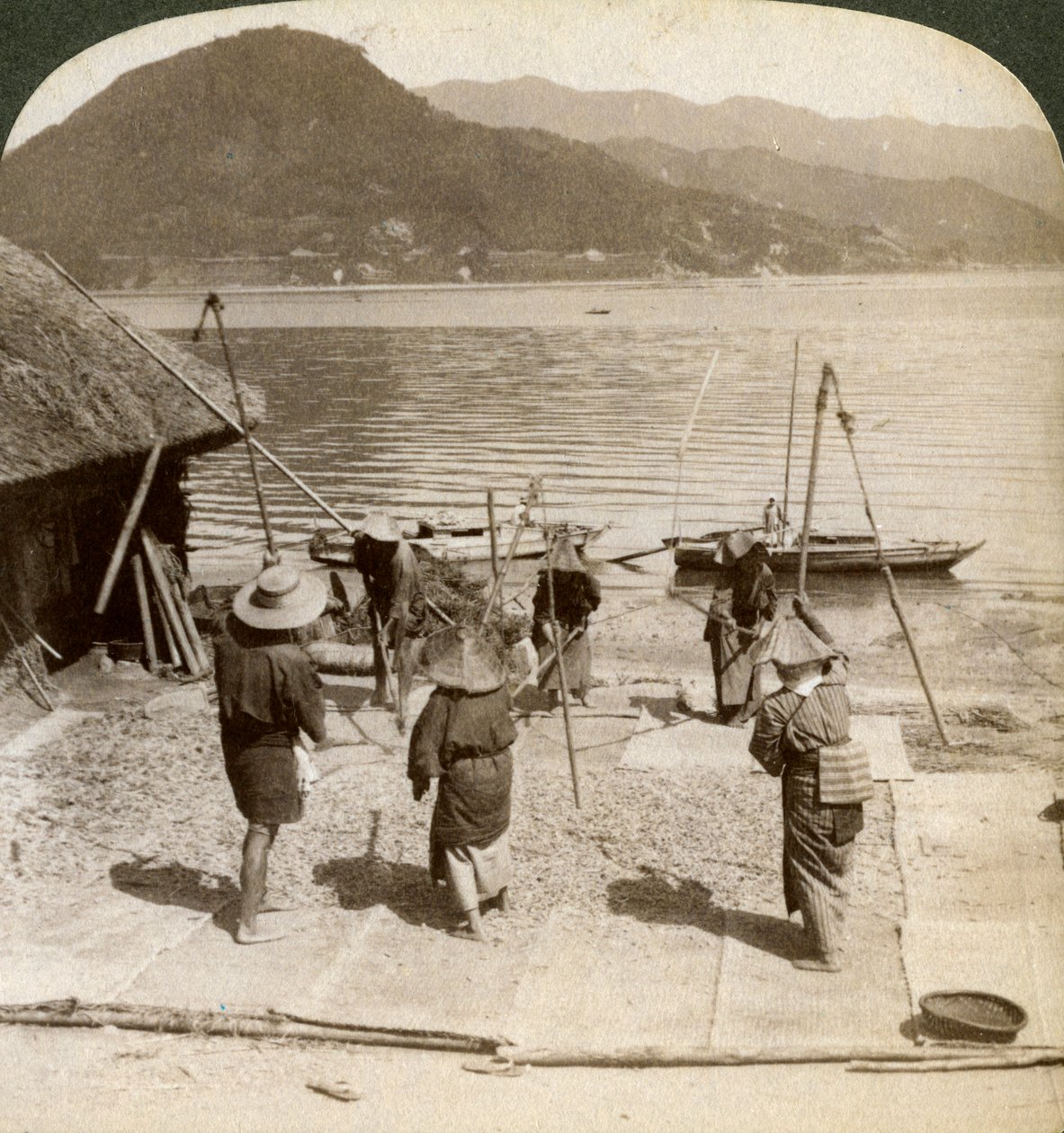 Cevada agitada ao lado de uma praia de pesca no mar interior, Japão, 1904. de Underwood and Underwood