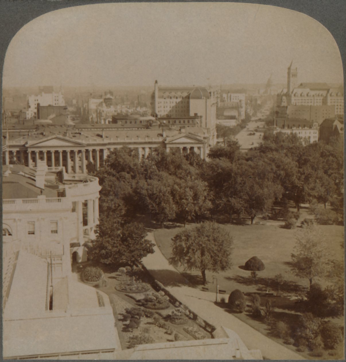 Do Departamento da Marinha ... passando pela Casa Branca e pelo Tesouro, até o Capitólio, Washington, EUA, 1902. de Underwood and Underwood