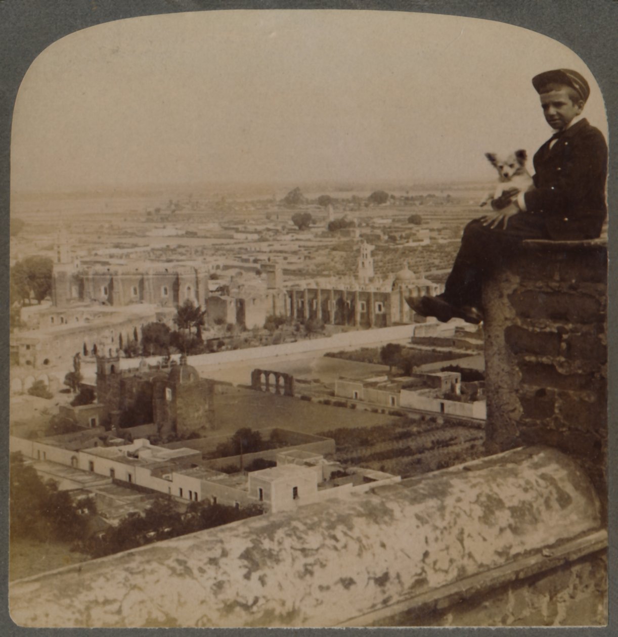 Da Catedral de São Francisco, na maior pirâmide asteca, olhando Cholula, México, 1901. de Underwood and Underwood