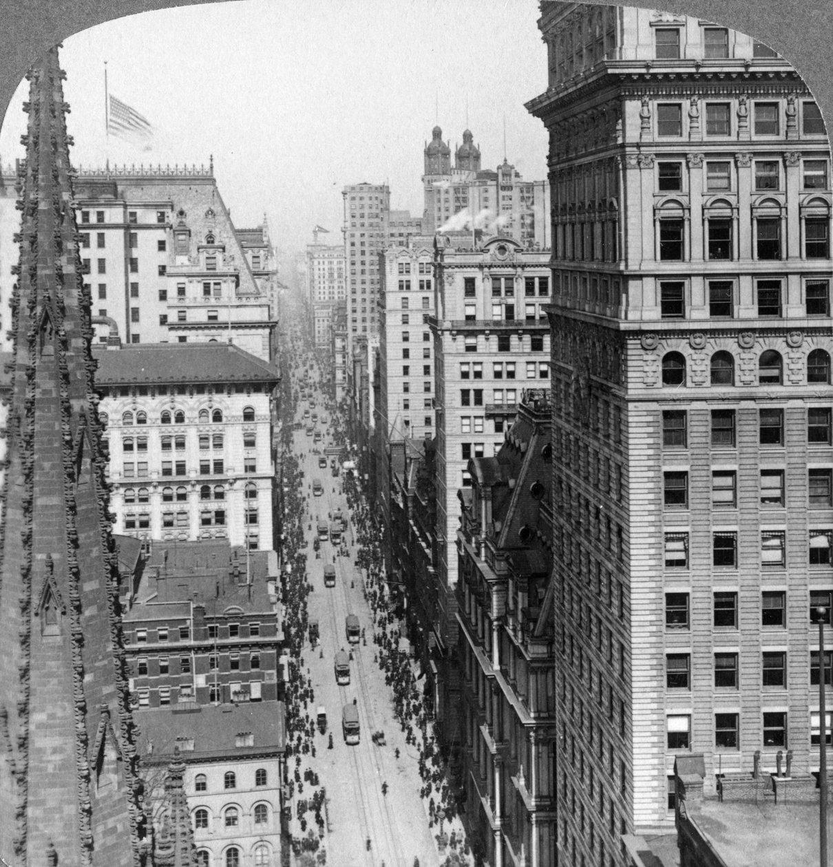 Do Empire Building passando pela Trinity Church até a Broadway, 1902 de Underwood and Underwood