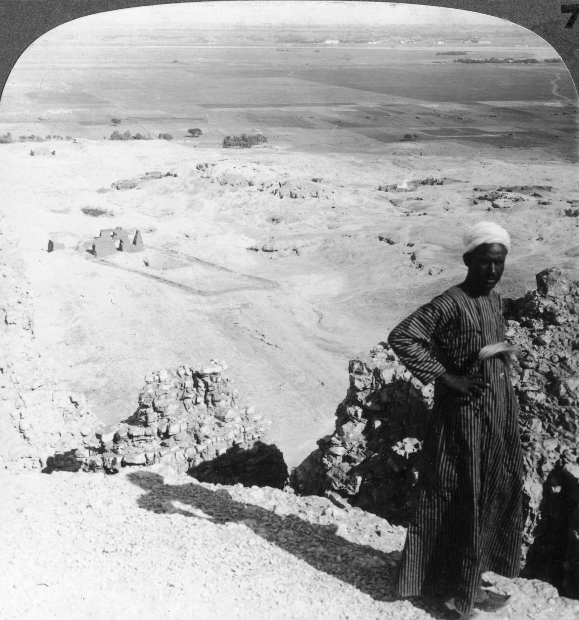 Das altas falésias de Der-el-Bahri, do outro lado da planície, até Luxor, Tebas, Egito, 1905. de Underwood and Underwood