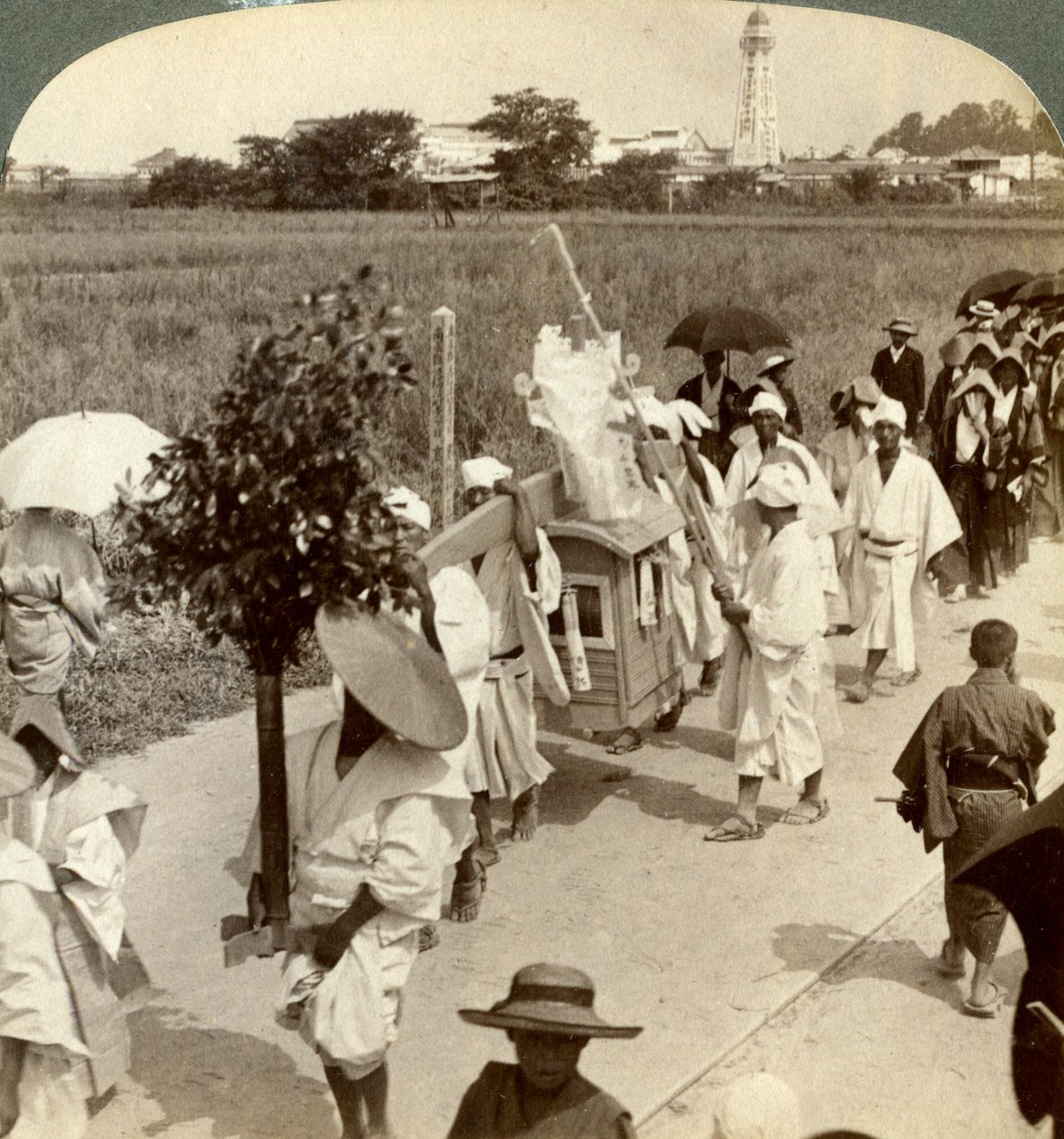 Procissão fúnebre de um budista rico, no caminho para Sakai, olhando para Osaka, Japão, 1904. de Underwood and Underwood