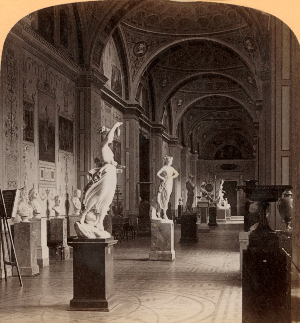 Galeria de Escultura Moderna, no Hermitage, São Petersburgo, Rússia, 1898. de Underwood and Underwood