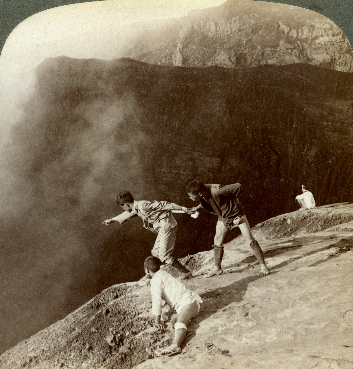 Cavando através de vapores sulfurosos nas profundezas das crateras, Aso-San, Japão, 1904 de Underwood and Underwood