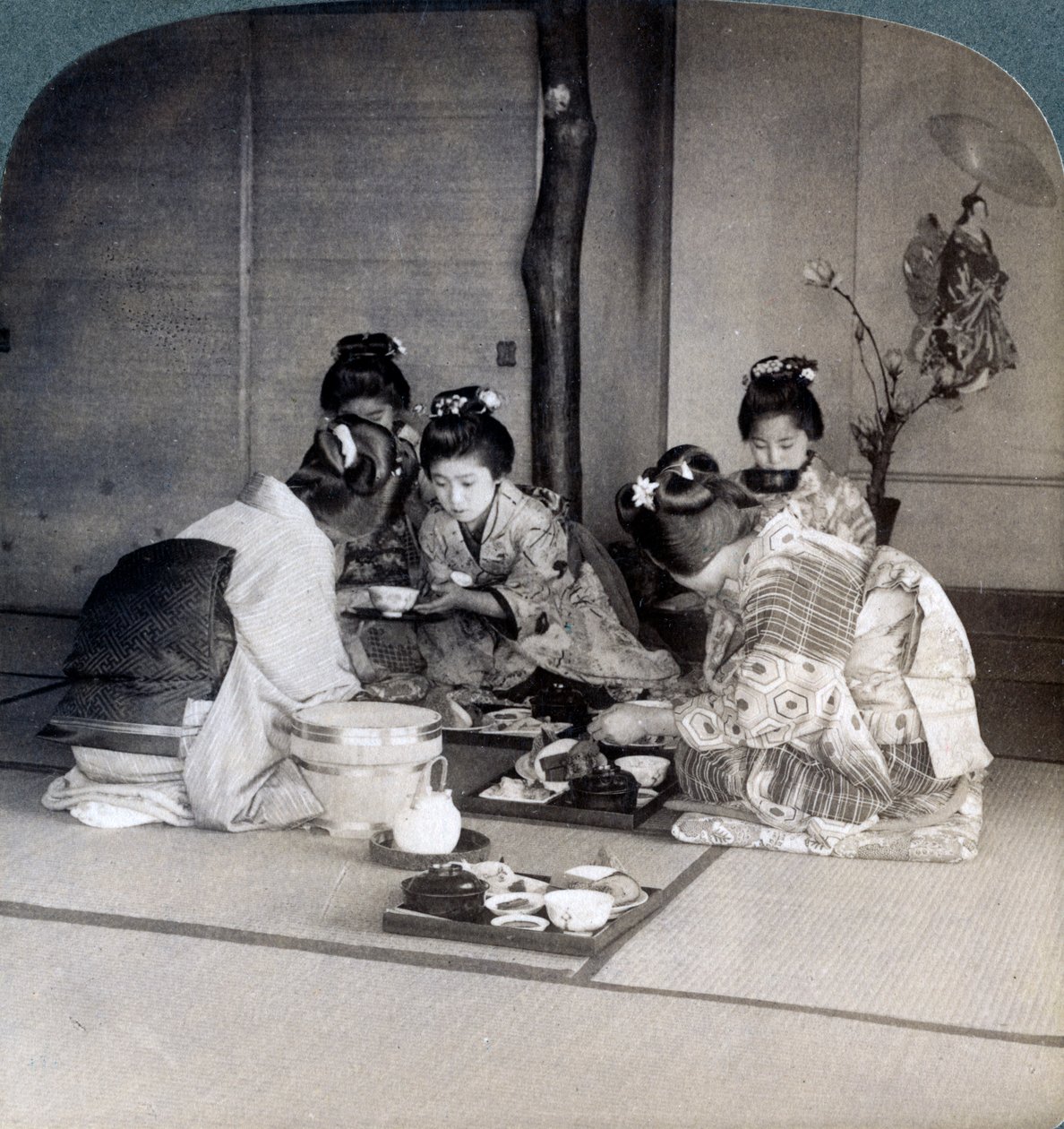 Gueixas no jantar, Tóquio, Japão, 1904 de Underwood and Underwood