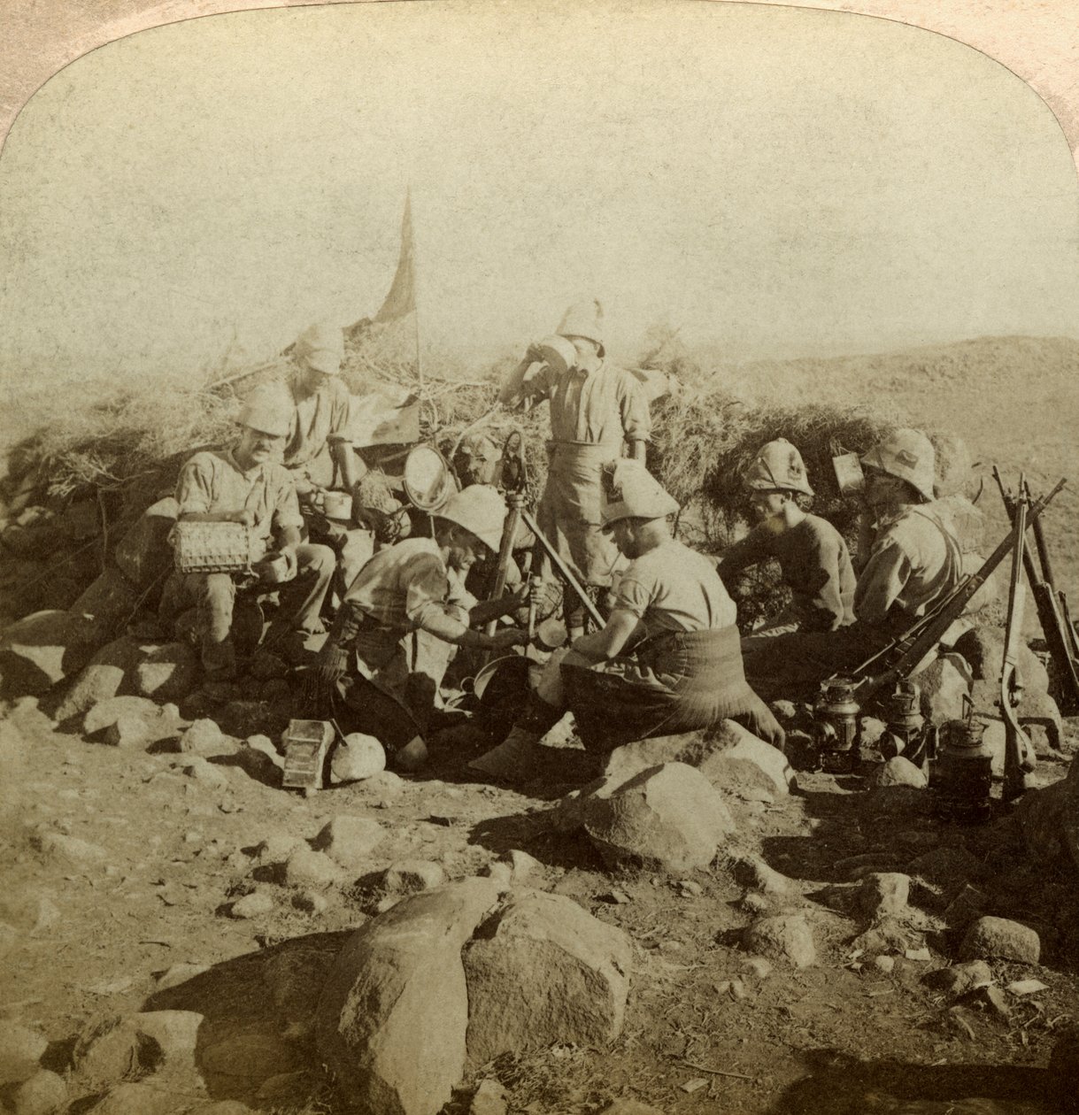 Sinalizadores de Gordon Highland em Signal Hill, Euslin, África do Sul, Boer War, 1899-1902. de Underwood and Underwood