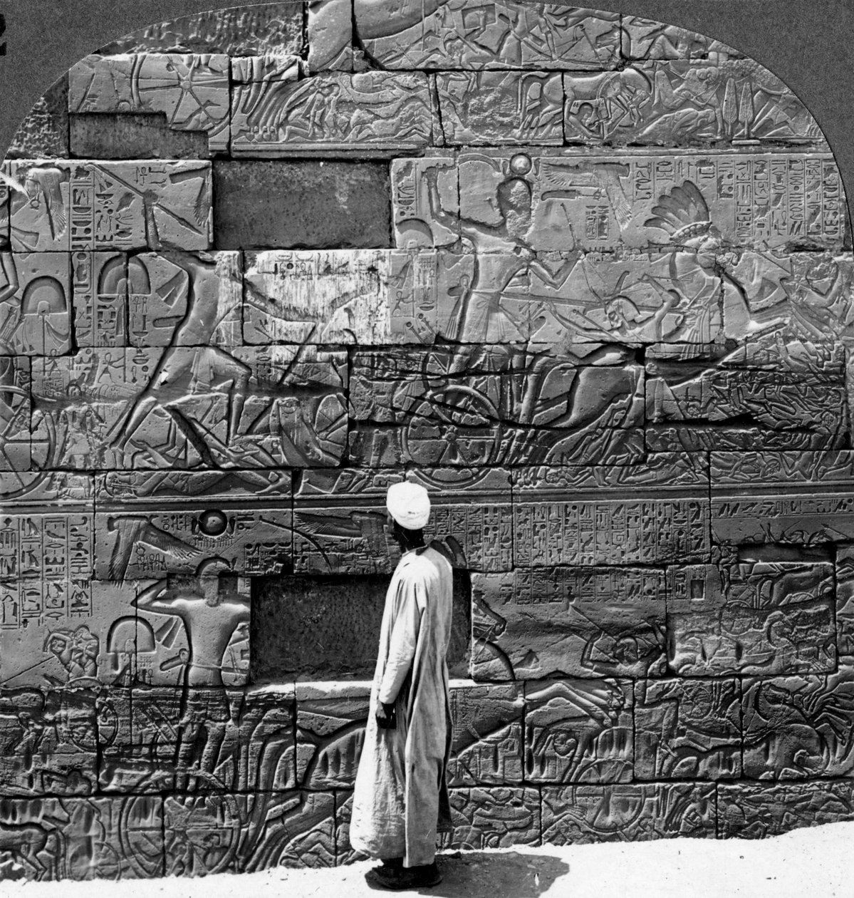 Grandes relevos de guerra esculpidos na parede do templo de Karnak, Tebas, Egito, 1905. de Underwood and Underwood