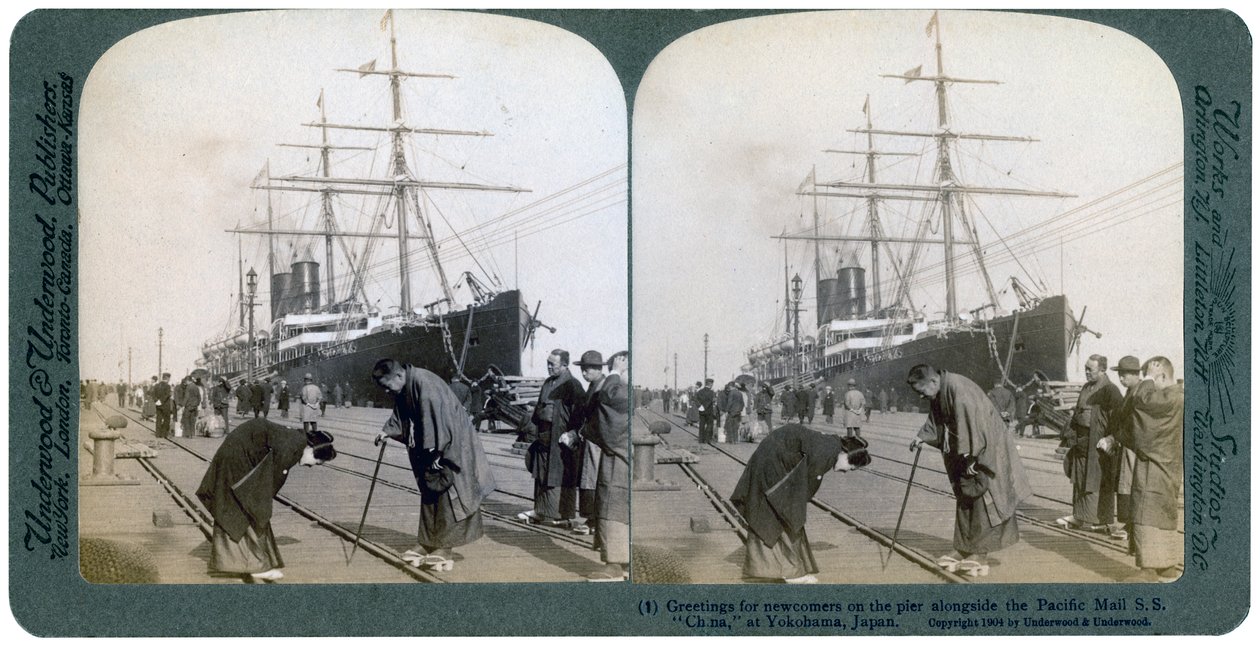 Saudação aos recém-chegados no píer ao lado do Pacific Mail SS China, Yokohama, Japão, 1904. de Underwood and Underwood