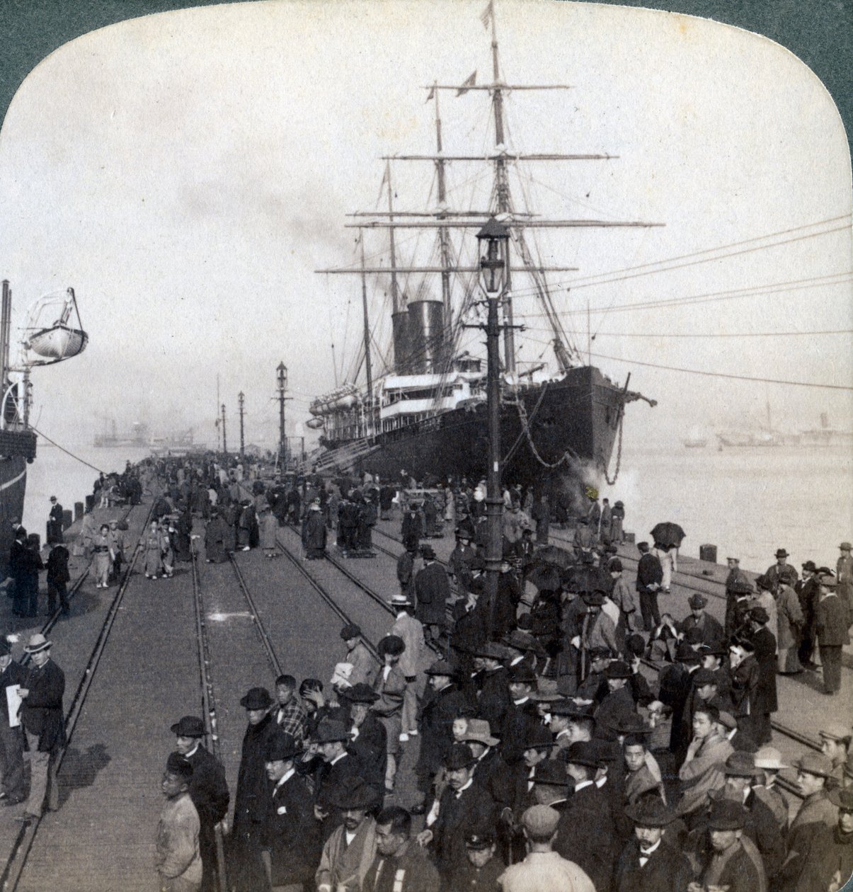 Saudações aos recém-chegados no píer ao lado do Pacific Mail SS China, em Yokohama, Japão, 1904. de Underwood and Underwood