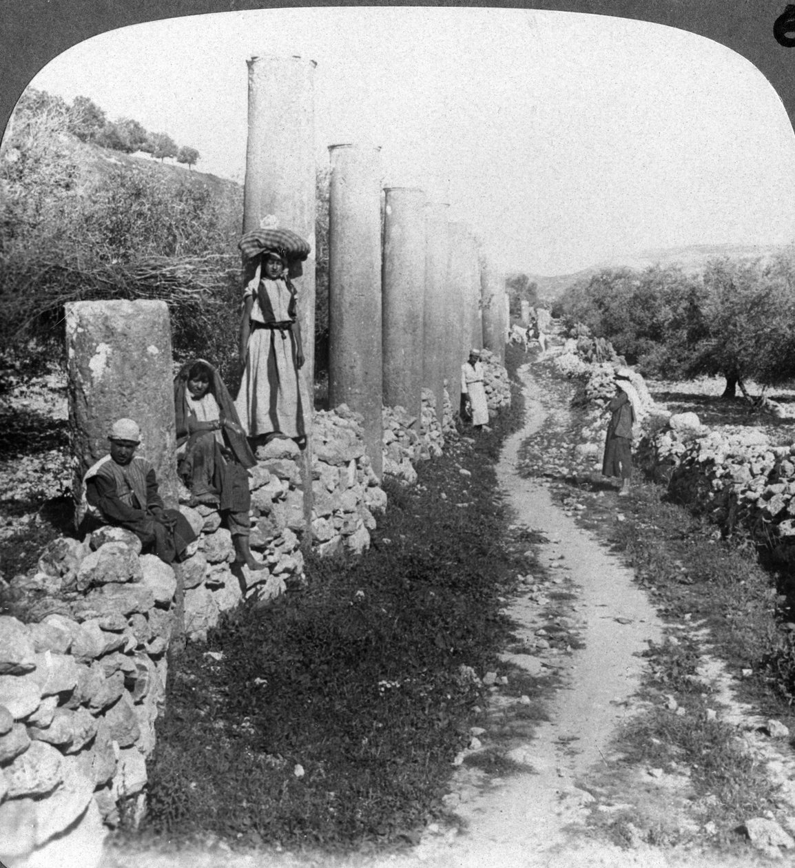 Rua de colunas de Herodes, Samaria, Palestina Israel, 1905. de Underwood and Underwood