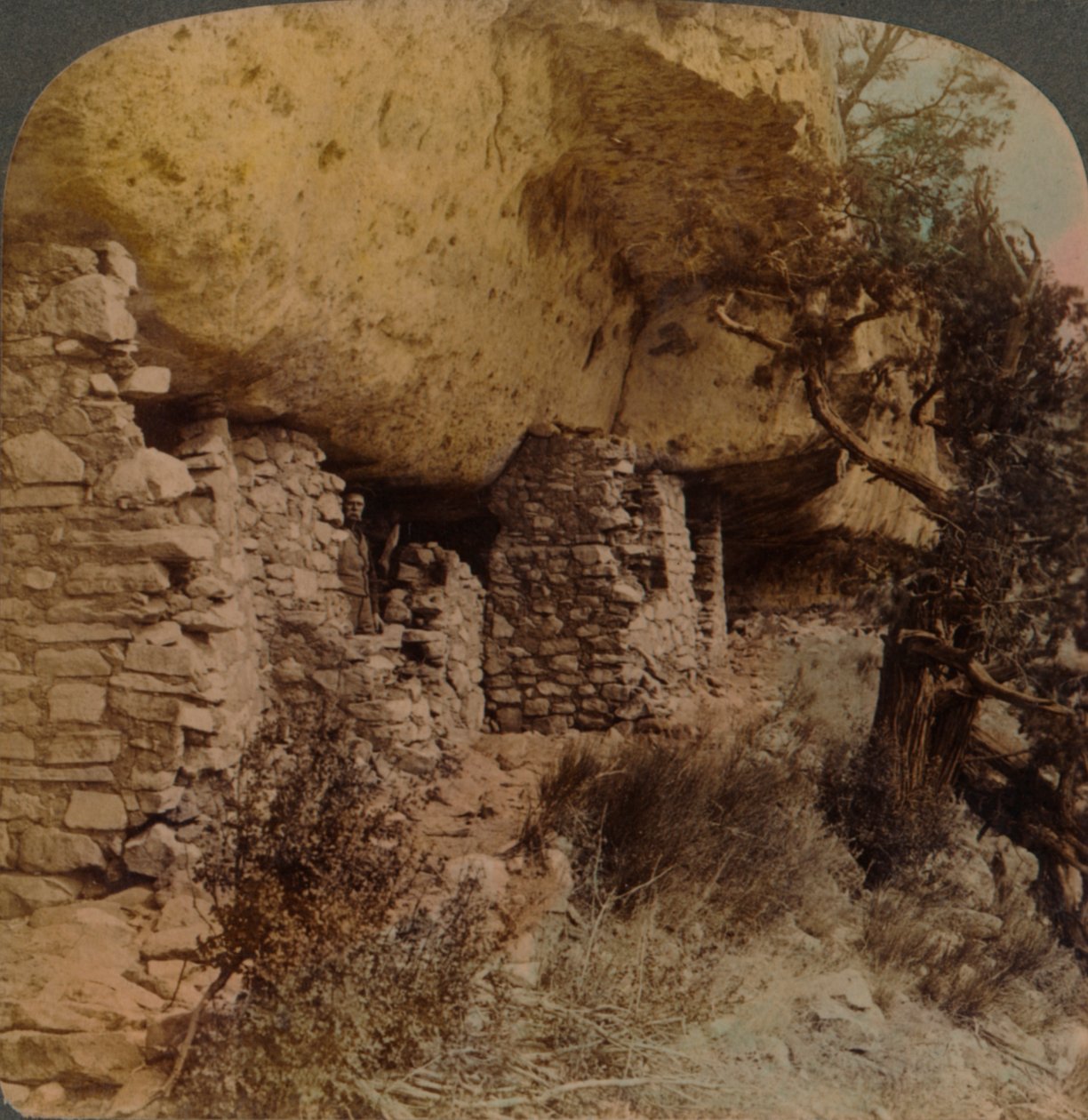 Casas de uma raça desaparecida - Cliff Dwellings em Walnut Canyon, Arizona, 1903. Artistas: Elmer Underwood, Bert Elias Underwood. de Underwood and Underwood