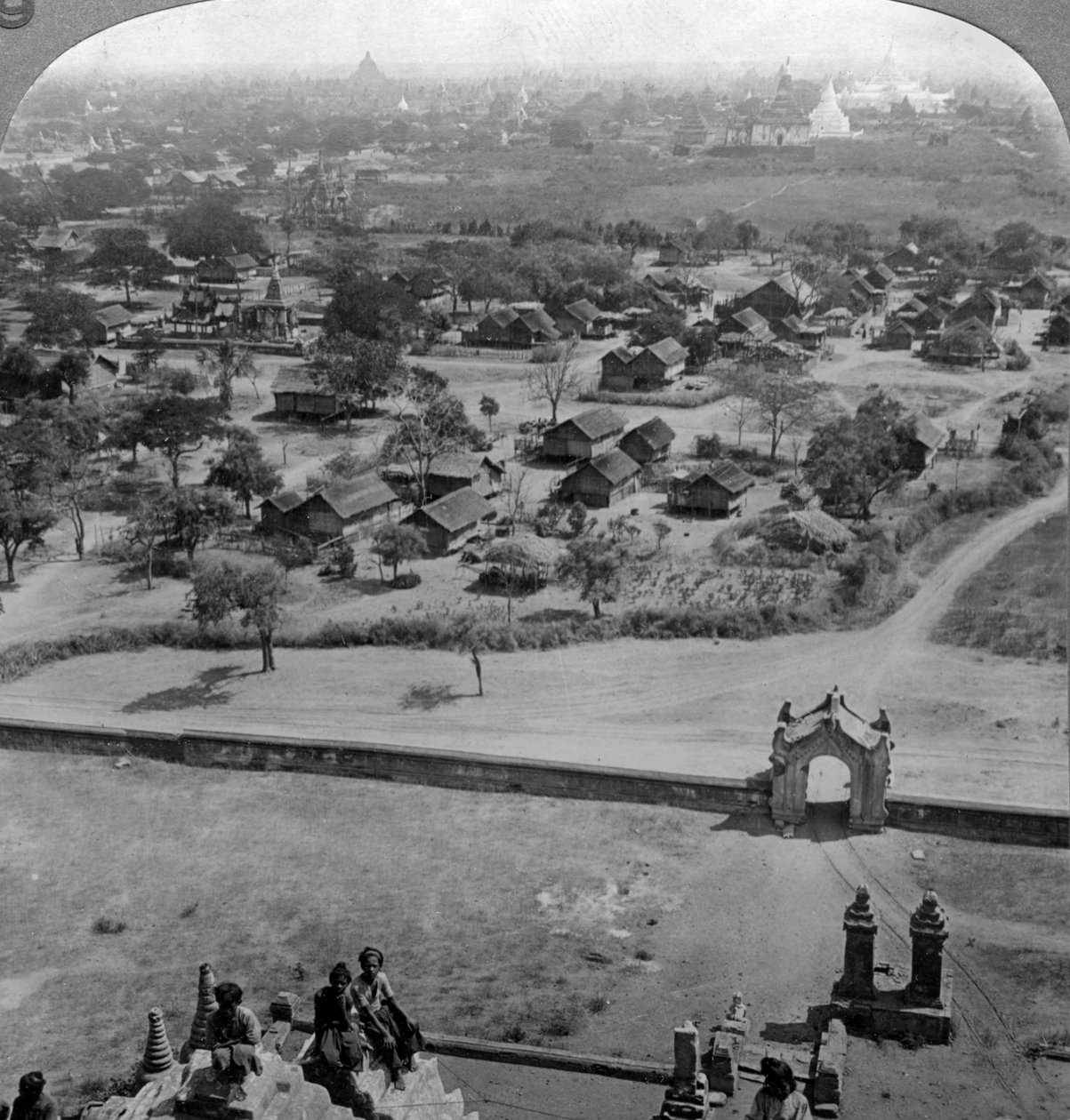 Casas do povo, do telhado do antigo pagode de Guadapalin, pagão, Birmânia, c1900s de Underwood and Underwood