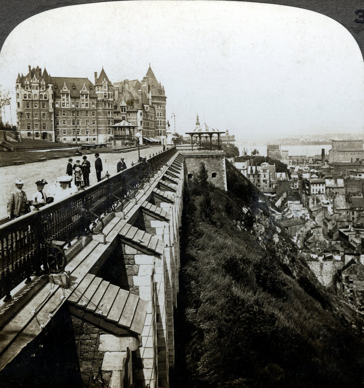 Hotel Chateau Frontenac e Dufferin Terrace, Quebec, Canadá. de Underwood and Underwood