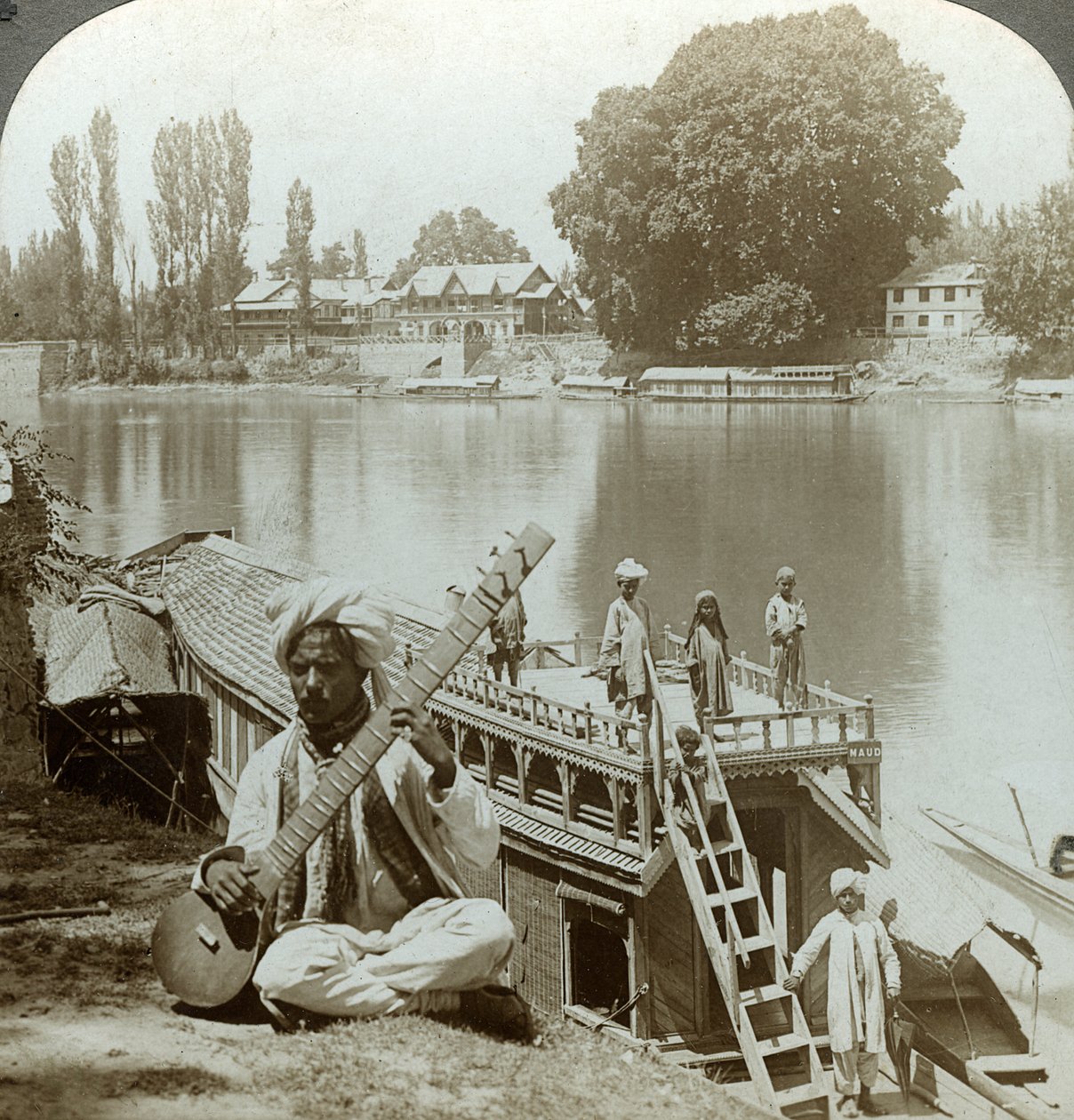 Festa em casa flutuante, rio Jhelum, Caxemira, Índia, c1900s. de Underwood and Underwood