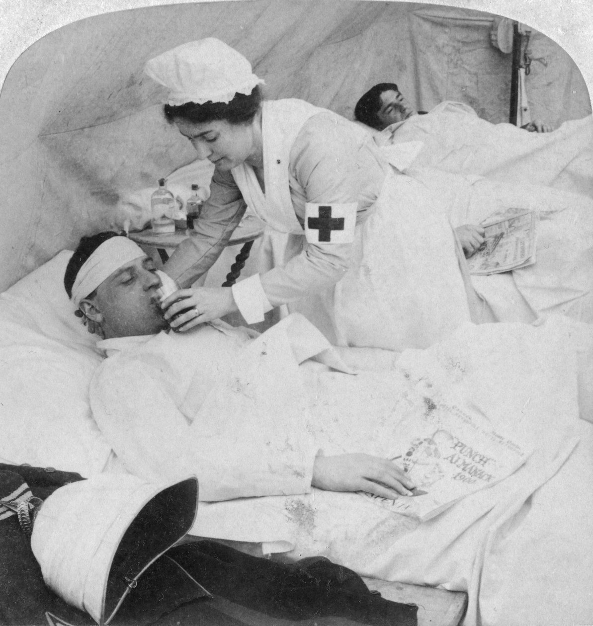 Em um hospital de campanha britânico no rio Tugela, África do Sul, 2ª Guerra dos Bôeres, 1900. de Underwood and Underwood