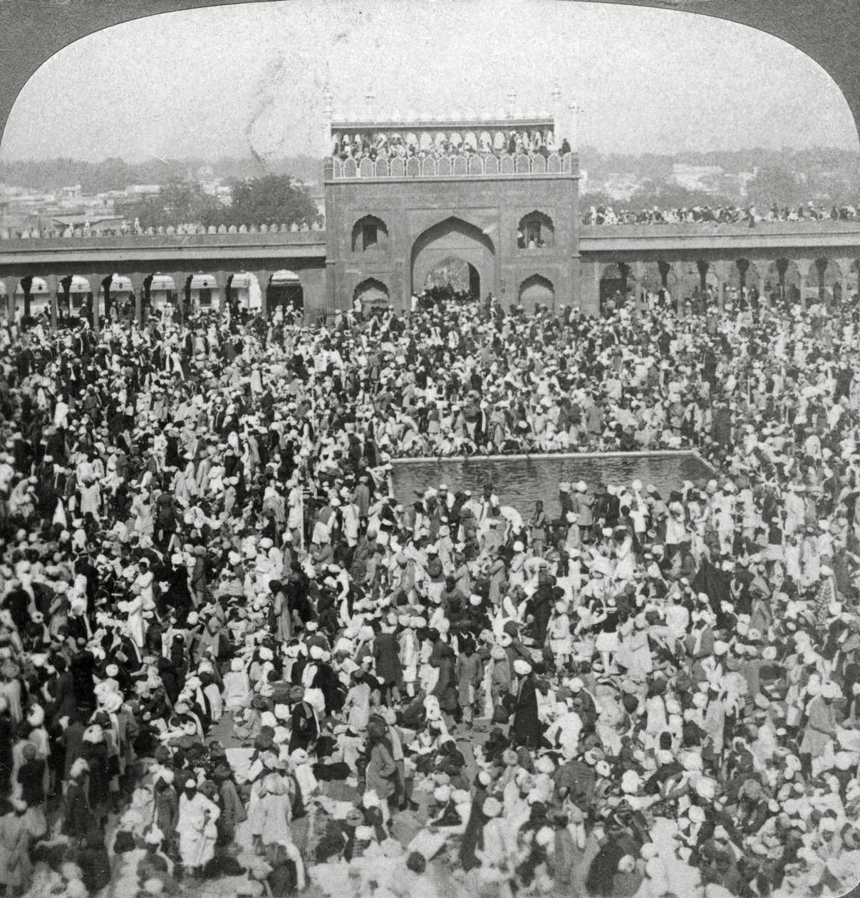 Na corte da mesquita de Jumma, Deli, Índia, 1903. de Underwood and Underwood