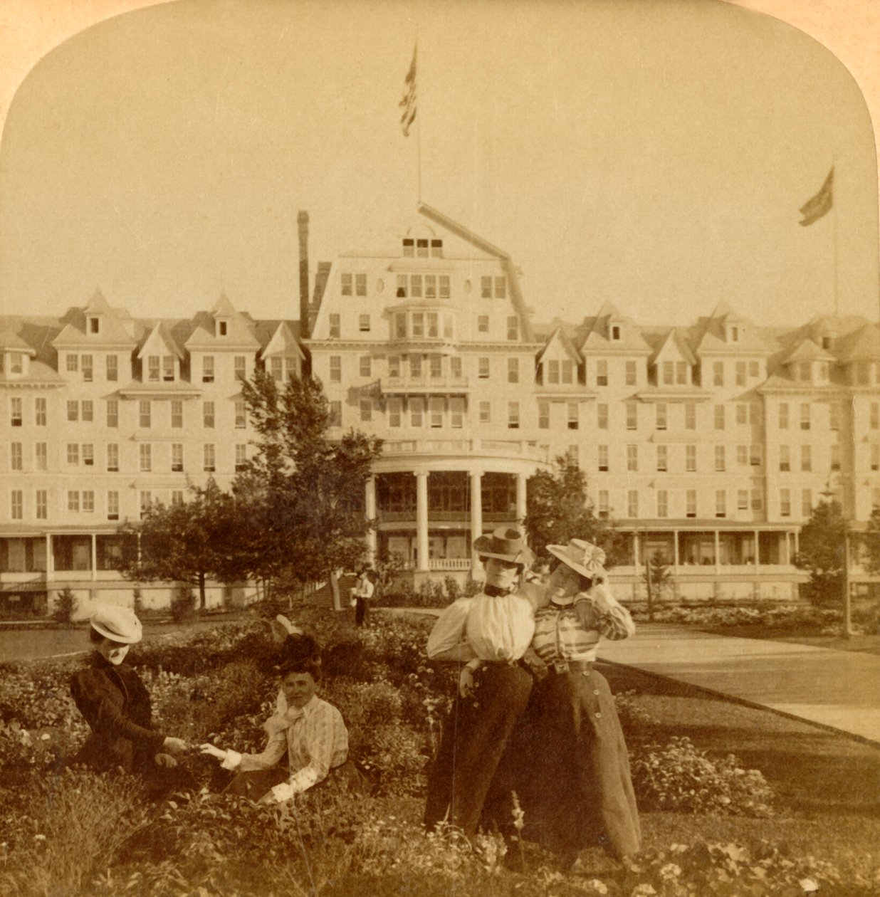 Nos belos jardins do Frontenac Hotel, Round Island, Mil Ilhas, 1900. de Underwood and Underwood