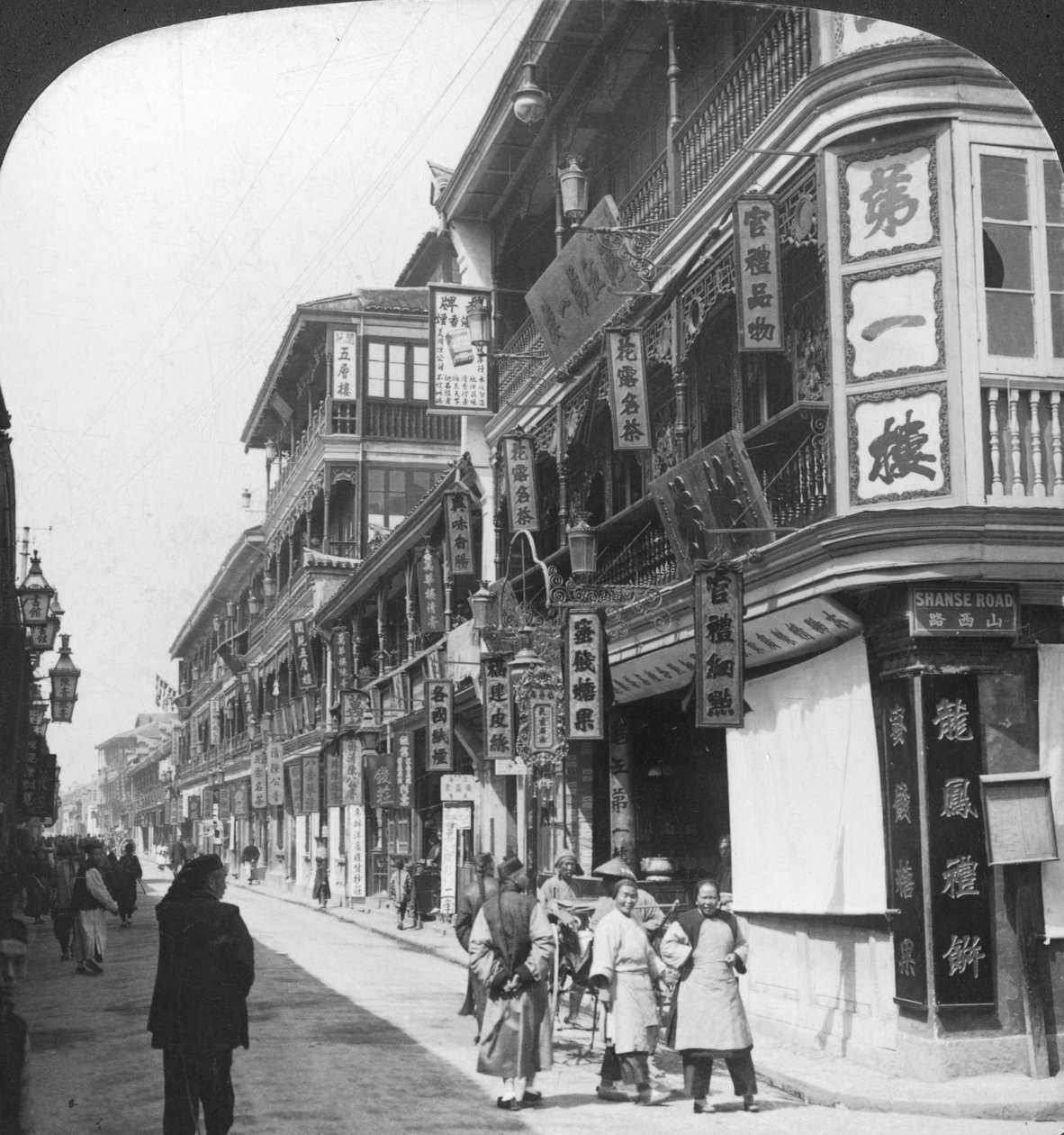 Na rua das casas de chá, Shanghai, China, 1901. de Underwood and Underwood