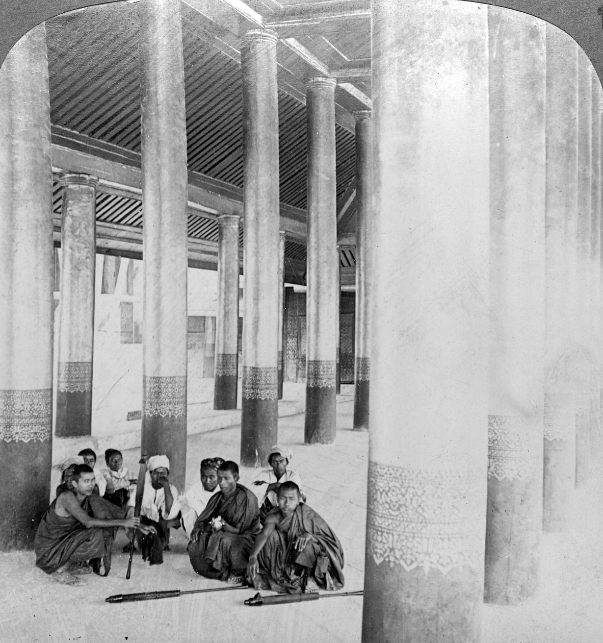 Dentro da sala de audiências, Mandalay Palace, Birmânia, c1900s. de Underwood and Underwood