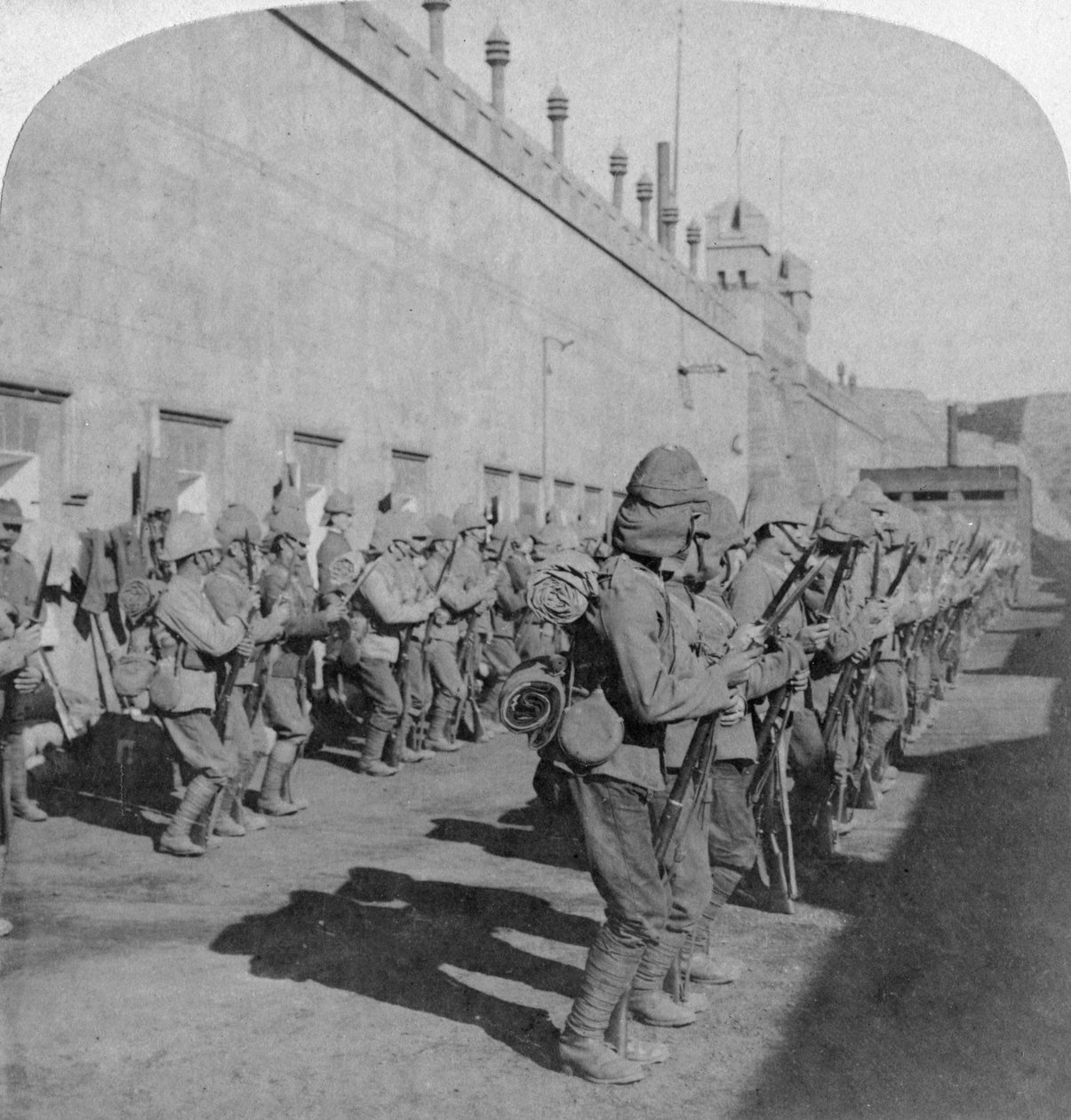 Inspeção do Regimento de Cheshire no forte de Joanesburgo, Boer War, África do Sul, 1901 de Underwood and Underwood