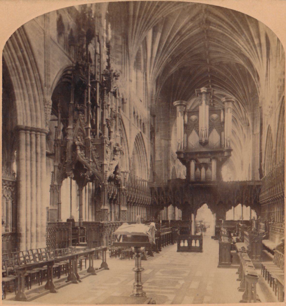 Interior da Catedral de Exeter, Inglaterra, 1900. de Underwood and Underwood