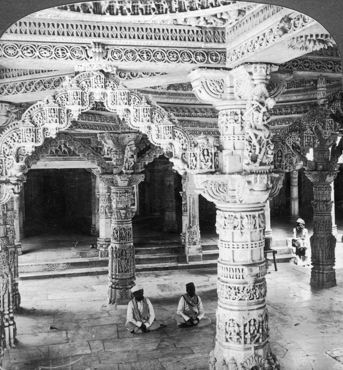 Interior do templo de Vimala Sah, Monte Abu, Índia, 1903. de Underwood and Underwood