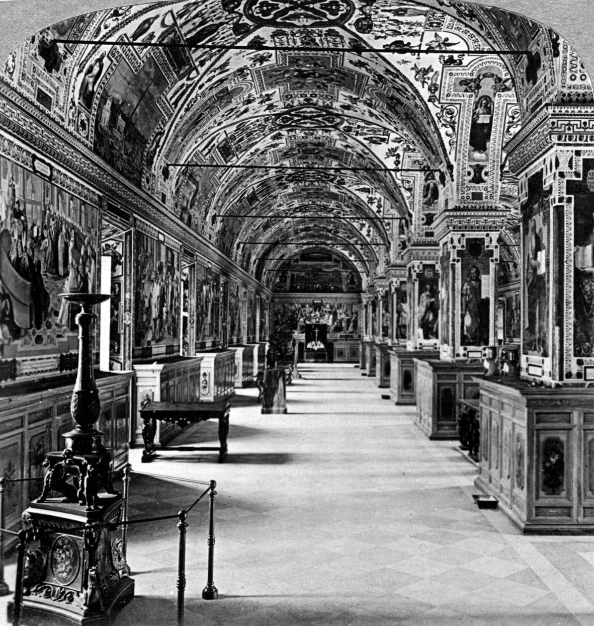 Interior da Biblioteca do Vaticano, Roma, Itália. de Underwood and Underwood