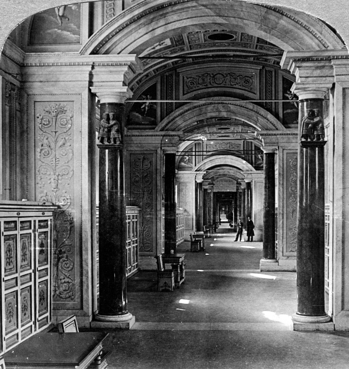 Interior da Biblioteca do Vaticano, Roma, Itália. de Underwood and Underwood