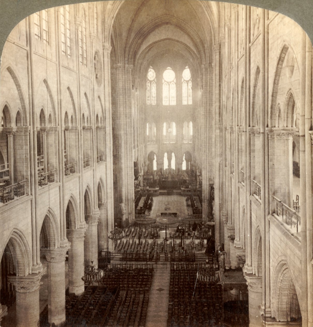 Interior da grande Catedral de Notre Dame, Paris, França, 1900. de Underwood and Underwood