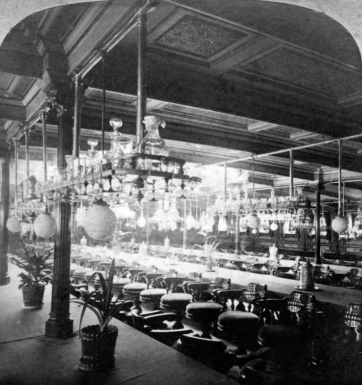 Interior do navio a vapor Alaska. de Underwood and Underwood