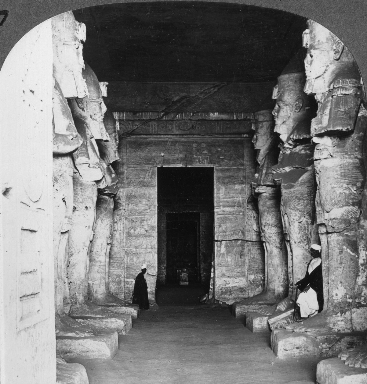 Interior do templo talhado em rocha de Abu Simbel, Egito, 1905. de Underwood and Underwood