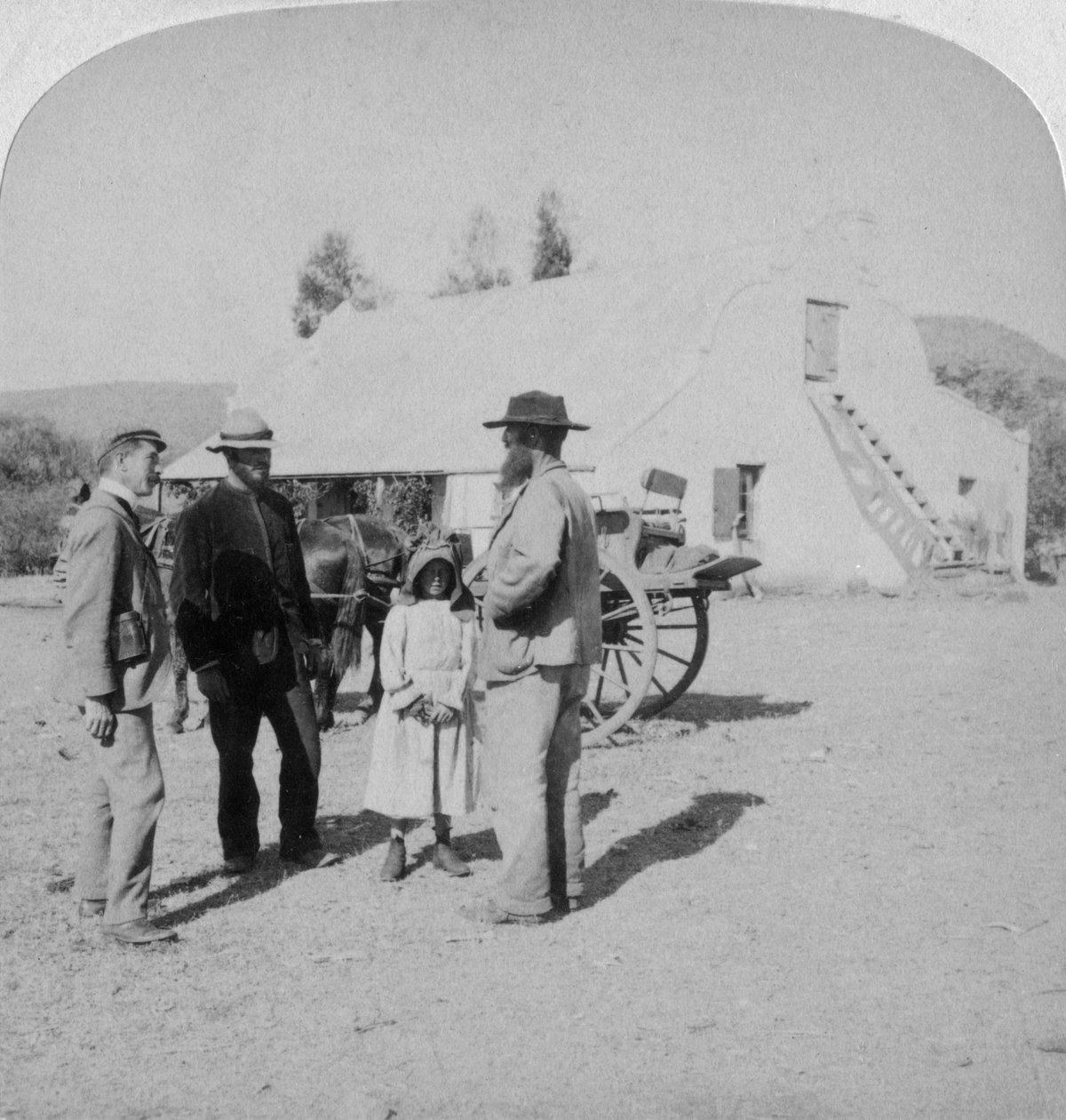 Intervewing um agricultor Boer em sua casa perto de Brandfort, África do Sul, Boer War, 1901. de Underwood and Underwood