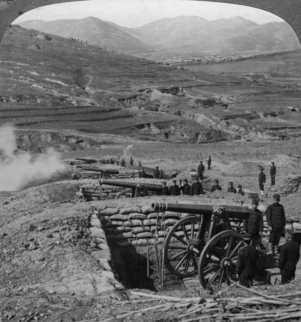 Baterias japonesas disparando contra fortes russos, Cerco a Port Arthur, Guerra Russo-Japonesa, 1904-1905. de Underwood and Underwood