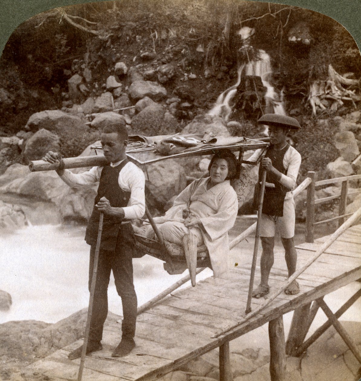 Mulher japonesa em uma cadeira de montanha yamakago atravessando o torrencial rio Daiya perto de Nikko, Japão, de Underwood and Underwood