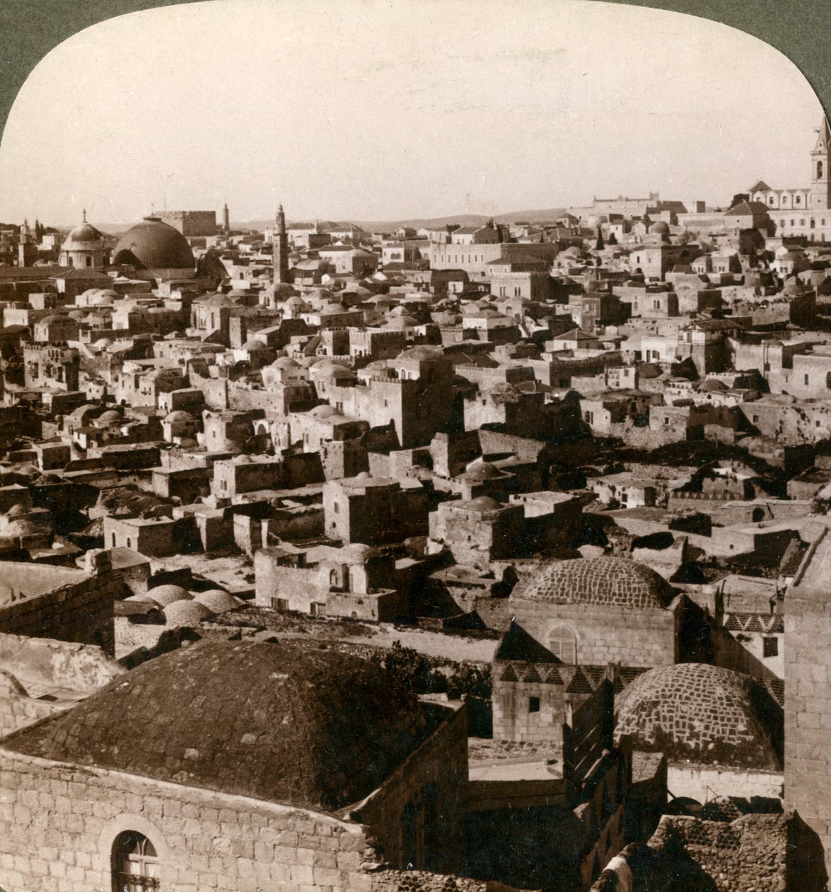 Jerusalém, como pode ser visto do muro norte, Palestina, 1897. de Underwood and Underwood