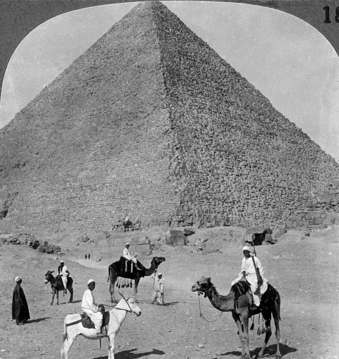 Túmulo do rei Khufus, a grande pirâmide de Gizé, Egito, 1905. de Underwood and Underwood