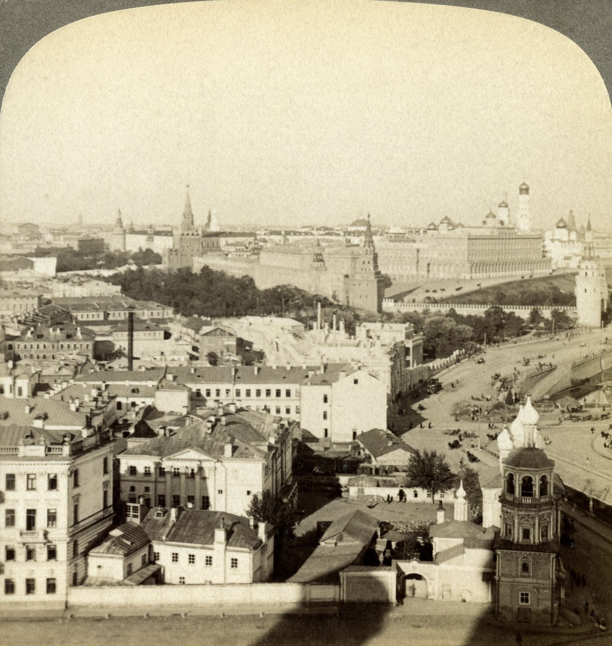 Parede do Kremlin, Moscou, Rússia. de Underwood and Underwood