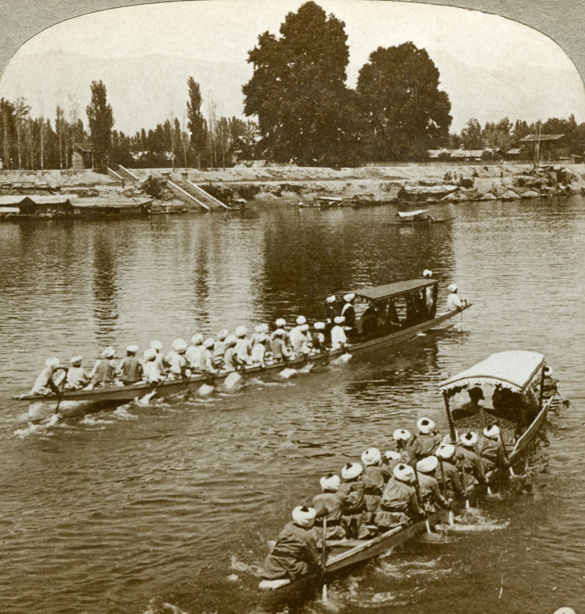 Lady Curzxon viajando na barcaça estatal do Maharaja, Caxemira, Índia, c1900s. de Underwood and Underwood