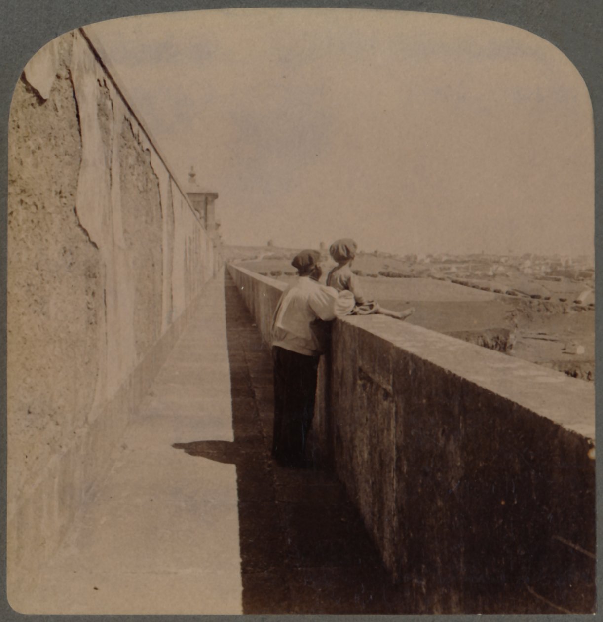 Longa caminhada ao longo do antigo aqueduto - 1729-49 - abastece a cidade de água, Lisboa, Portugal, 1902. de Underwood and Underwood