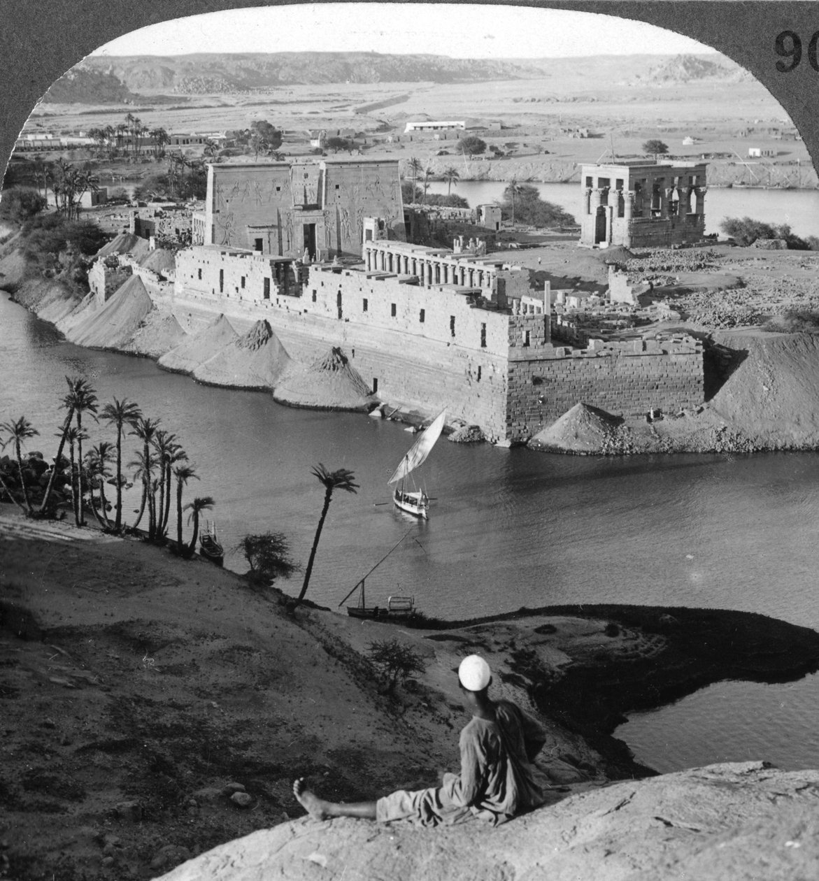 Olhando para a ilha de Philae e seus templos, Egito, 1905. de Underwood and Underwood