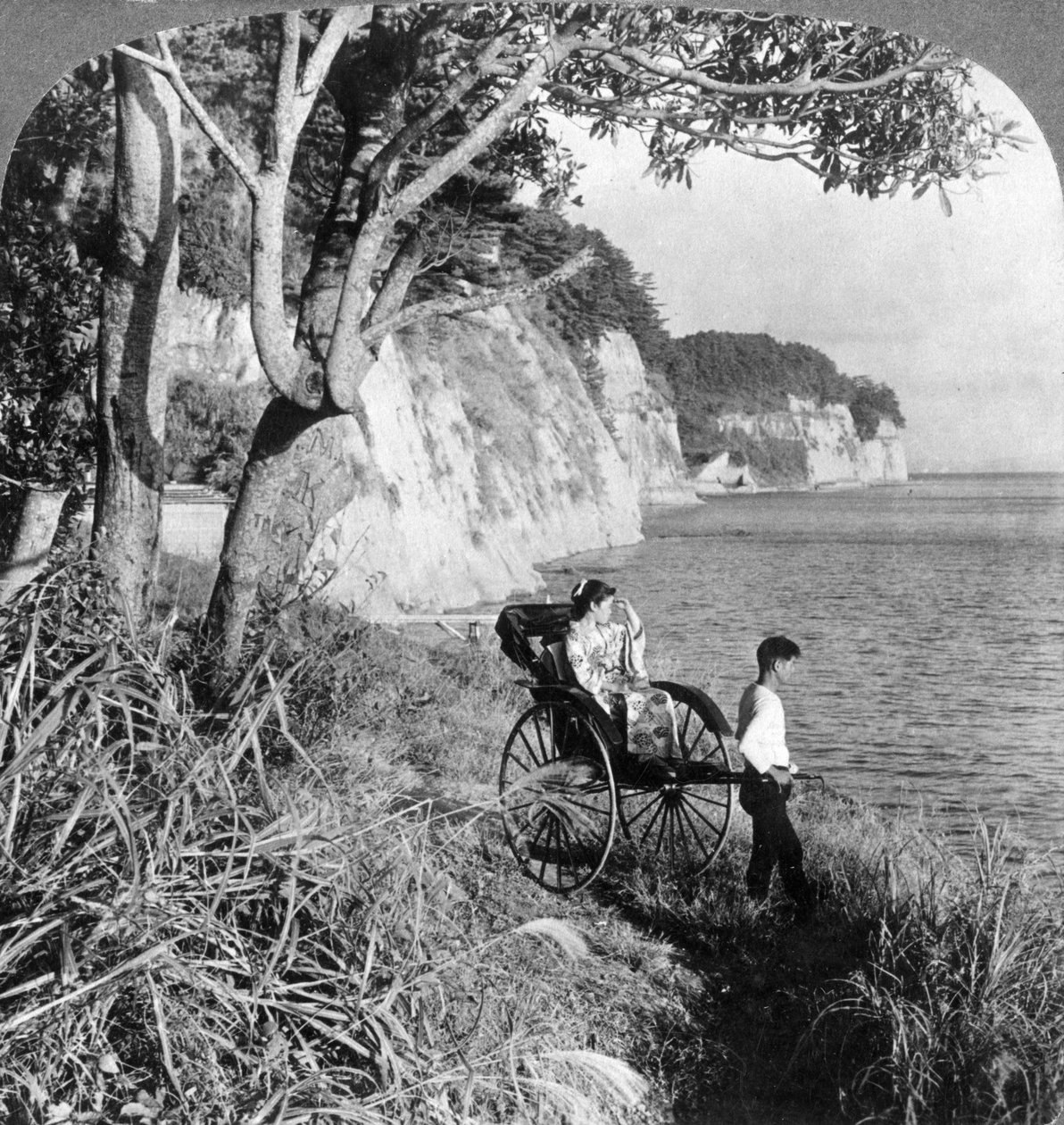 Olhando para o leste sobre a baía do Mississippi, perto de Yokohama, Japão, 1904. de Underwood and Underwood